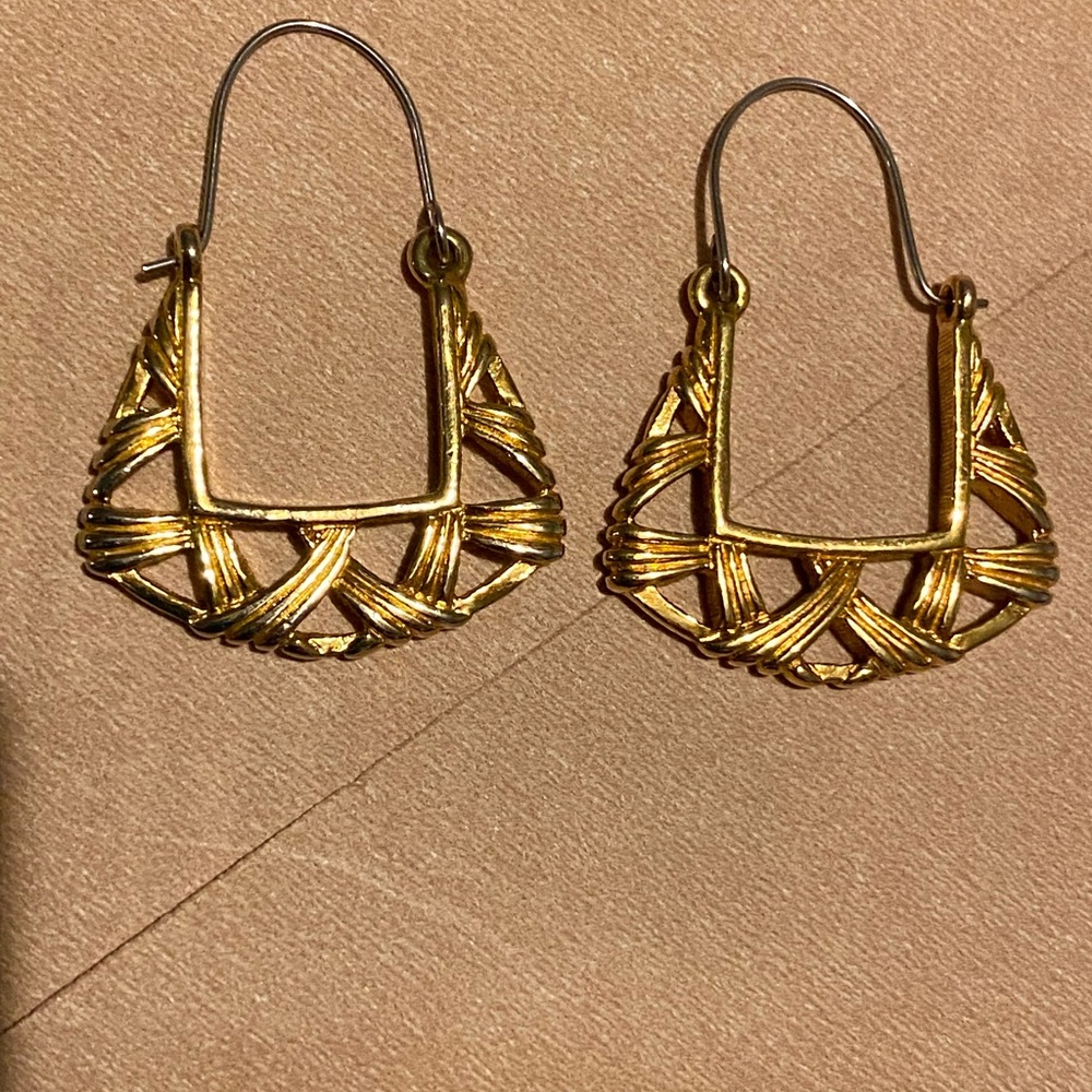 Avon vintage Gold Woven pierced Earrings